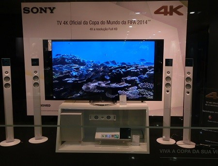 サンパウロの電気販売店の店頭に展示されたソニーの4Kテレビ