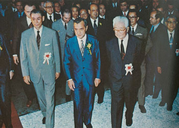 1973年サンパウロ日本産業見本市で開会式に向かうラウド・ナテル・サンパウロ州知事、右は藤山愛一郎日本政府代表。左は原吉平ジェトロ理事長