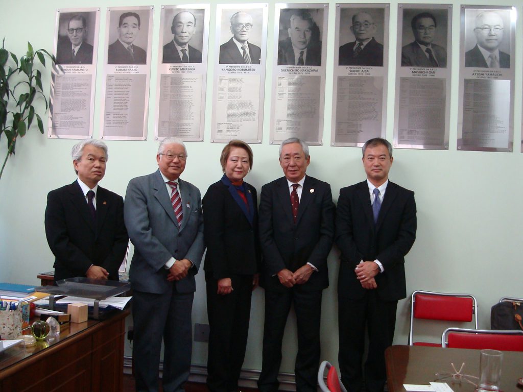 左から中島文協事務局長、松尾同副会長、呉屋同会長、大前当協会会長